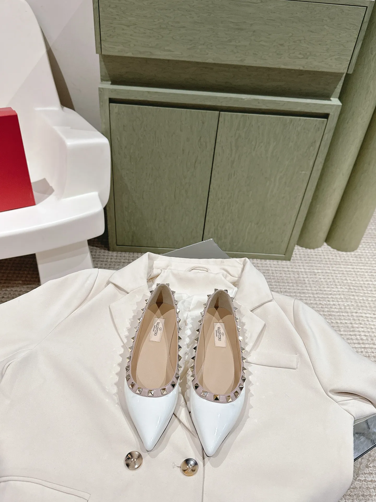👟👟Ex-factory price 520👟👟 | ²⁰²4 𝐬𝐬 🤍🤎 Versatile series for all seasons! Is your shoe cabinet missing a pair? ! 🔥 The entire VALENTINO series is produced by Taiwan-funded factories! Getting in and out of the counter is stress-free! ROCKSTUD Valentino studded patent leather ballet flats ONE STUD retro craft pyramid large rivet buckle flats/high heels Smooth shoe lines and awesome version Comfortable upper foot. Increases height. Looks slimmer. Elongates leg lines Imported mirrored calfskin/cow patent leather/high-density silk material Lambskin lining Italian high-density genuine leather outsole Size35-39 (40/41/42 can be customized) Heel height: flat ♺Synchronized gift box💝packaging at the counter!